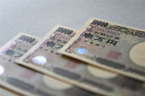Vanguard Sees Yen Drop to 170 If BOJ Bond Policy Disappoints.